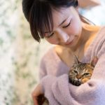 猫を抱く女性の画像